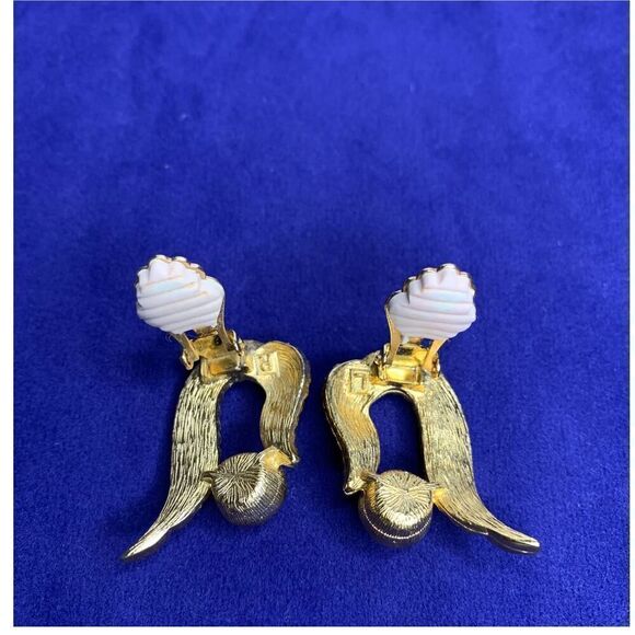 Sarah Coventry Symphony Earrings in an elegant pattern, in Gold wash - Picture 4 of 5